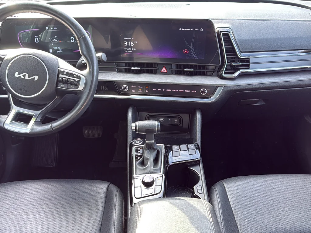 Used 2025 White Kia X-Line image 19