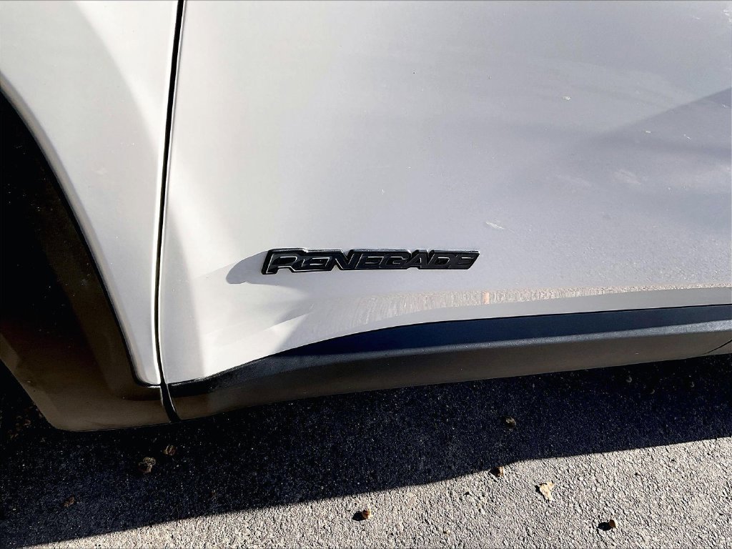 Used 2023 White Jeep Latitude image 27