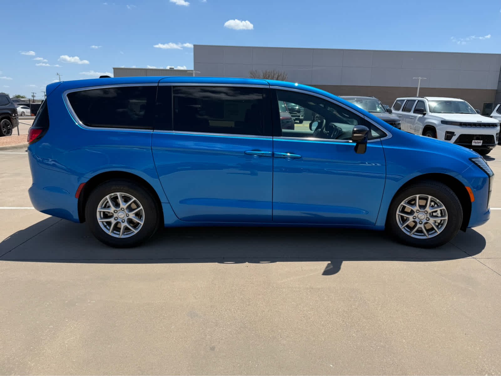 New 2027 Hydro Blue Pearl-Coat Exterior Paint Chrysler Select image 7