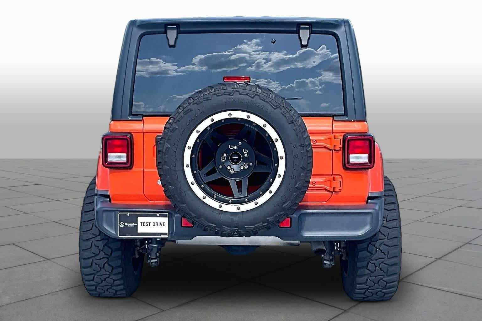 Used 2019 Punkn Metallic Clear Coat Jeep Sahara image 5