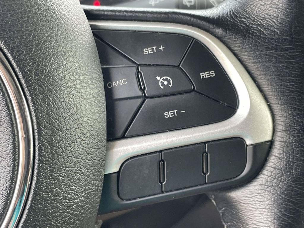 Used 2023 White Jeep Latitude image 24