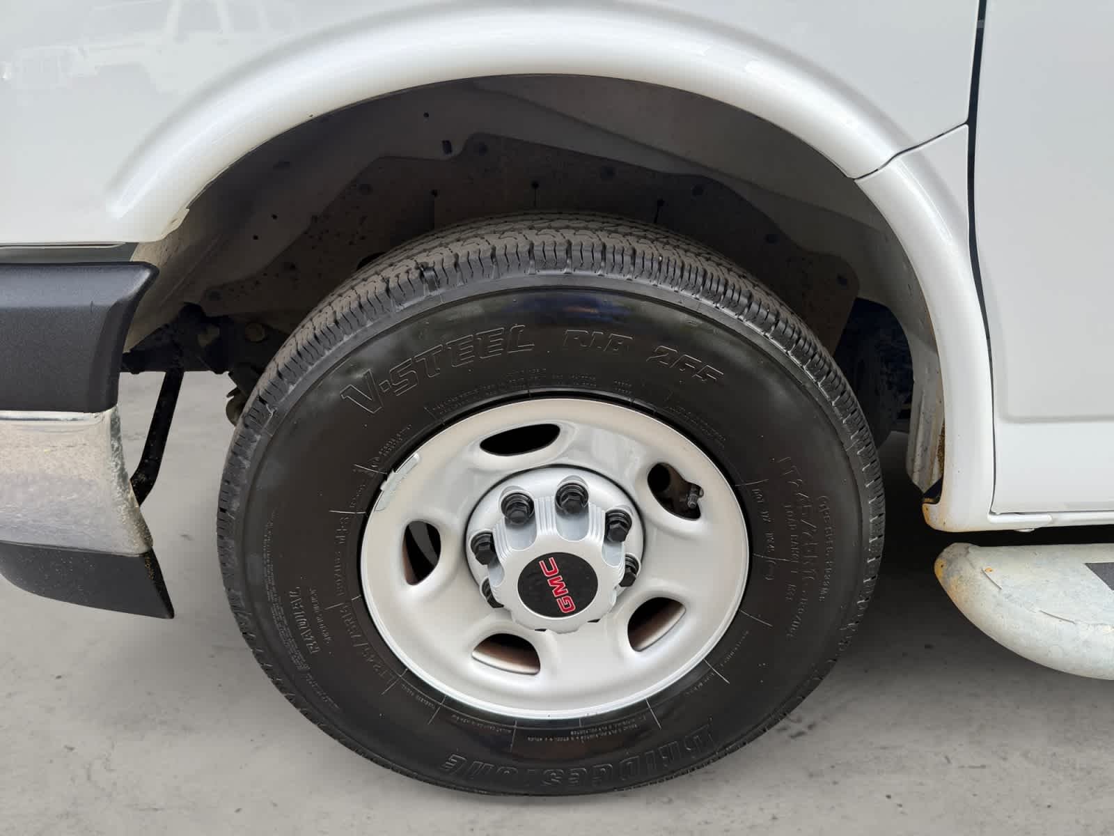Used 2025 Summit White GMC  image 10