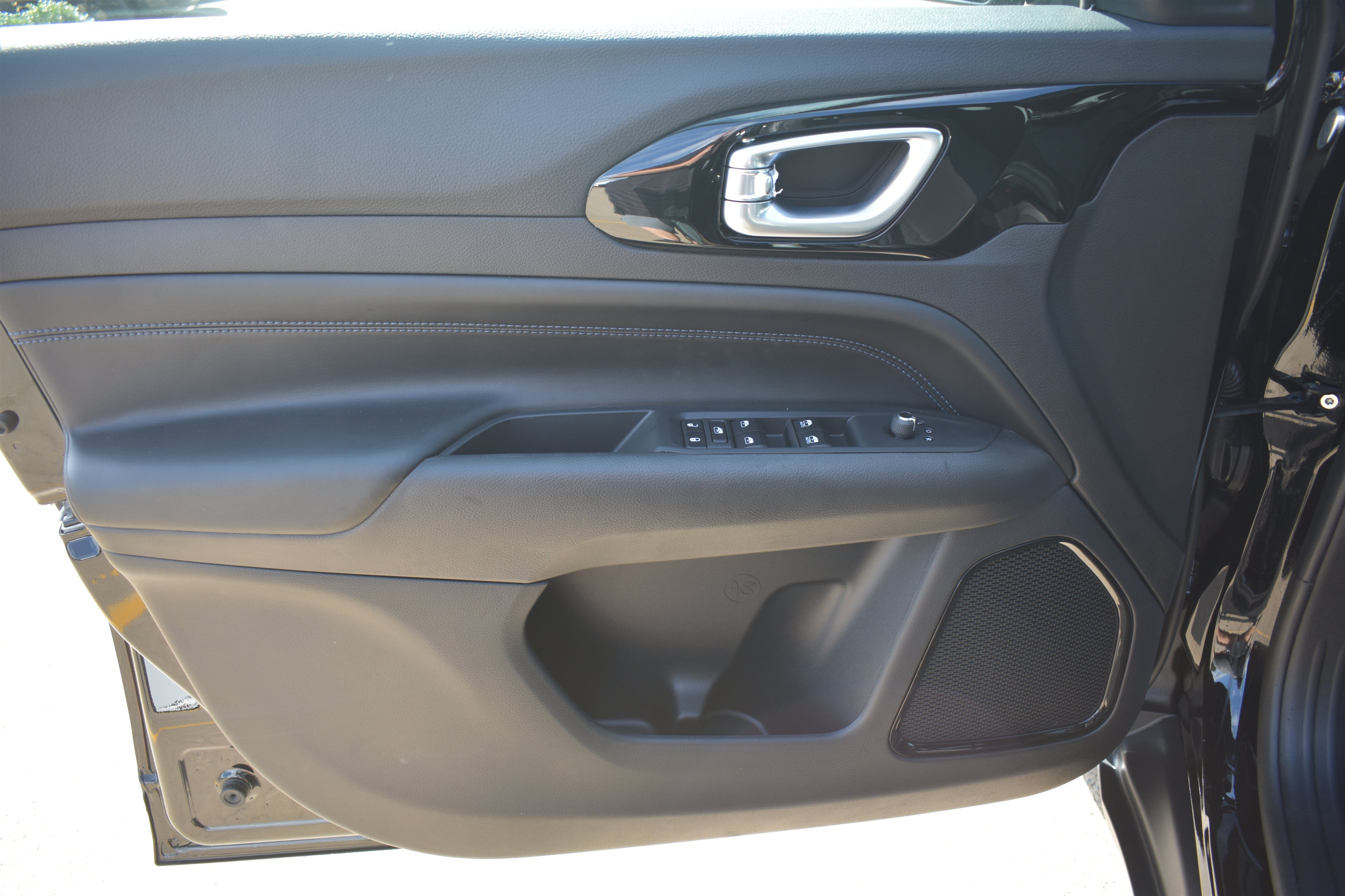 New 2026 Diamond Black Crystal Pearlcoat Jeep Latitude Altitude image 11