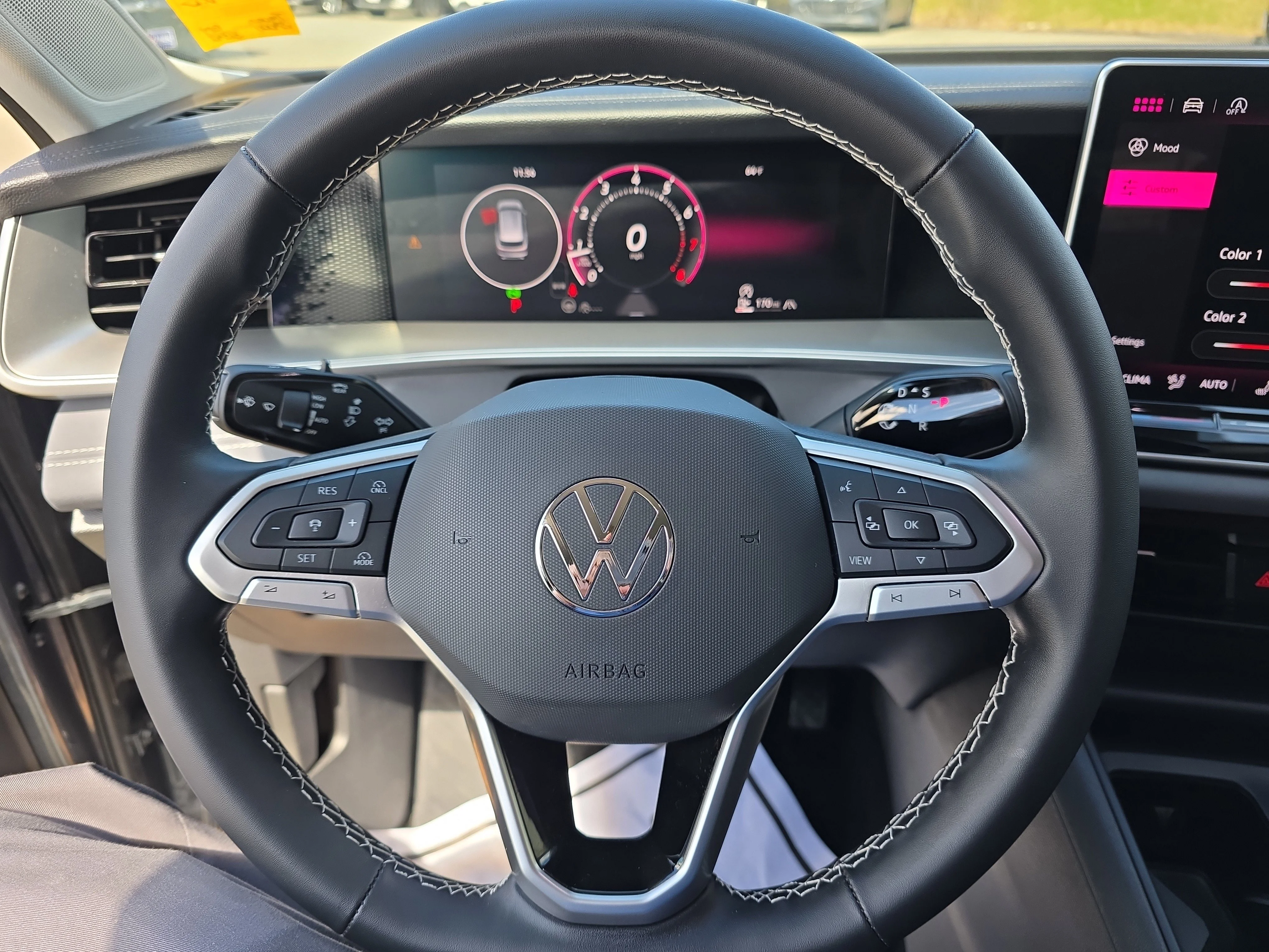 2025 Volkswagen Tiguan SE - Photo 12