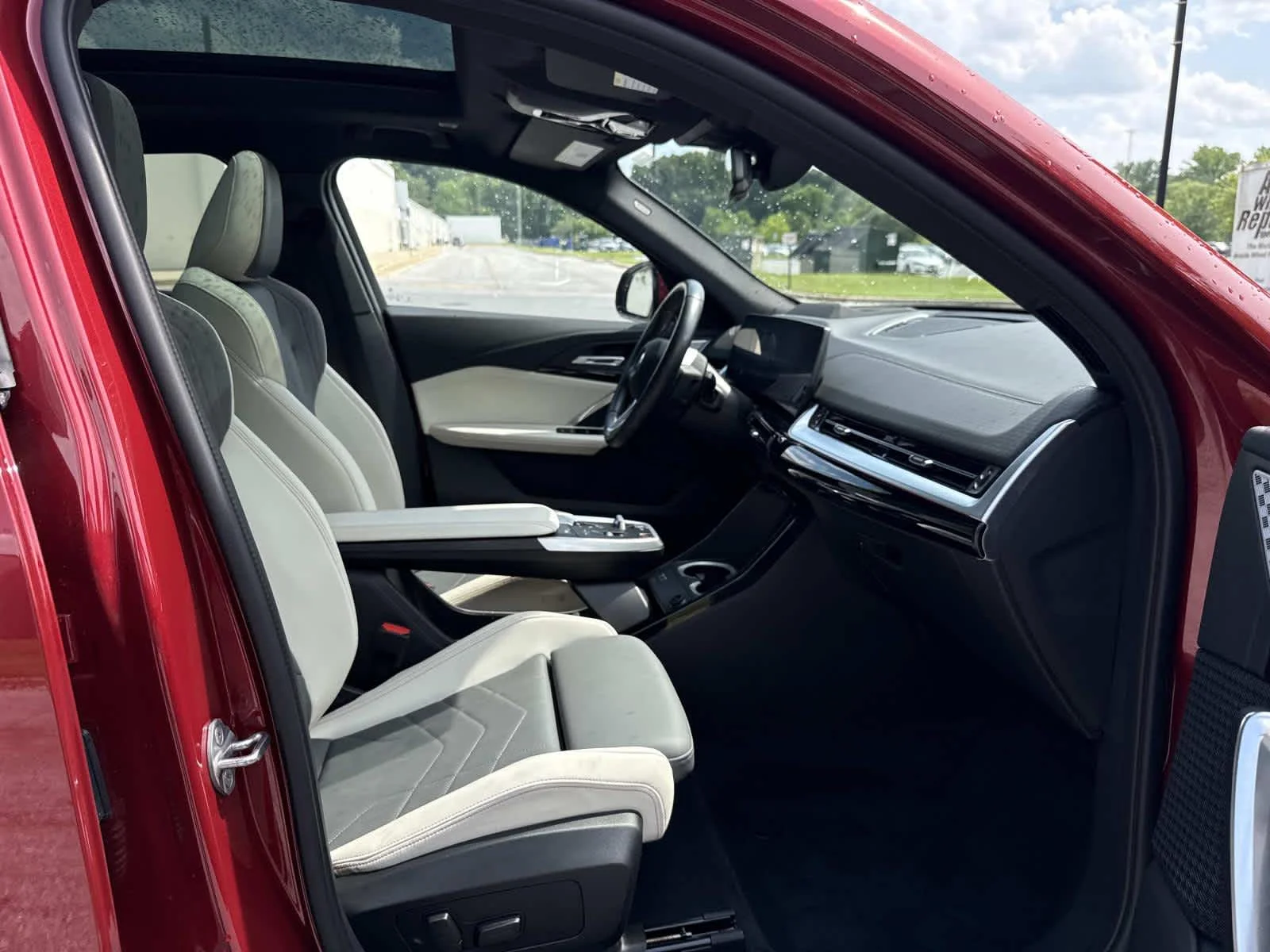 Used 2024 Vegas Red Metallic BMW xDrive28i image 16
