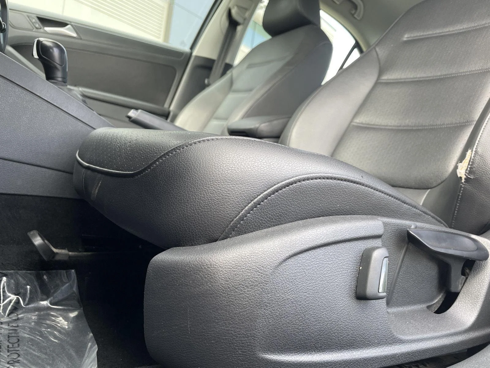 Used 2014 Platinum Gray Metallic Volkswagen SE image 21
