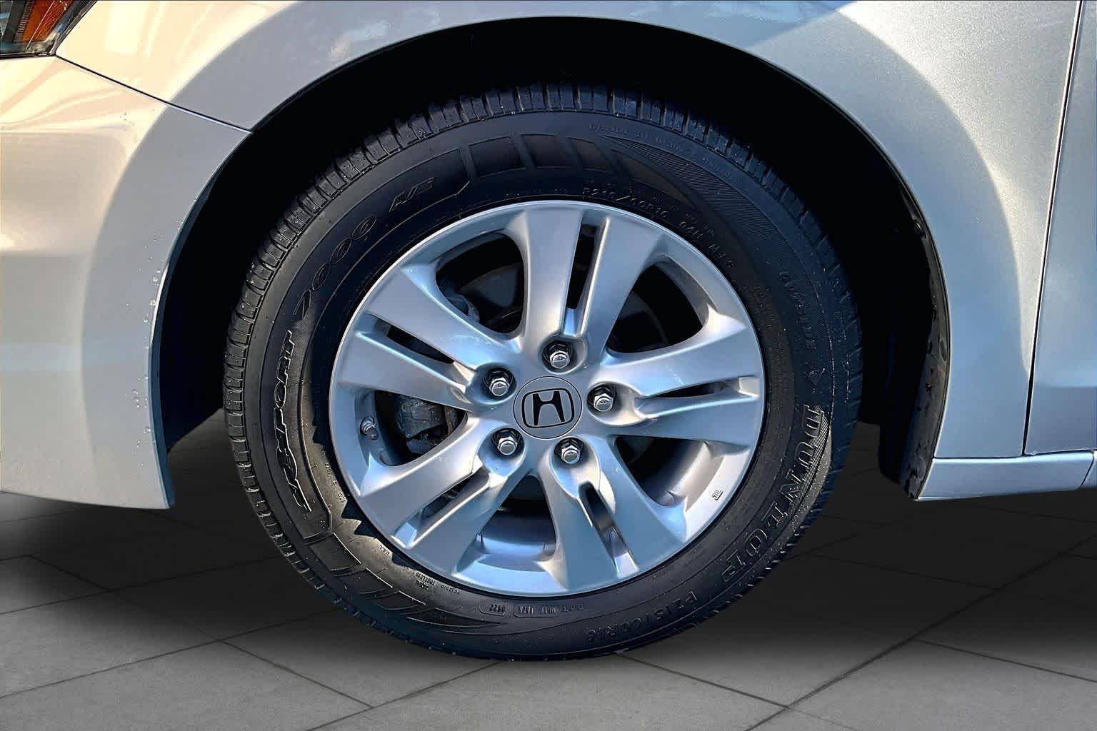 Used 2012 Alabaster Silver Metallic Honda SE image 10