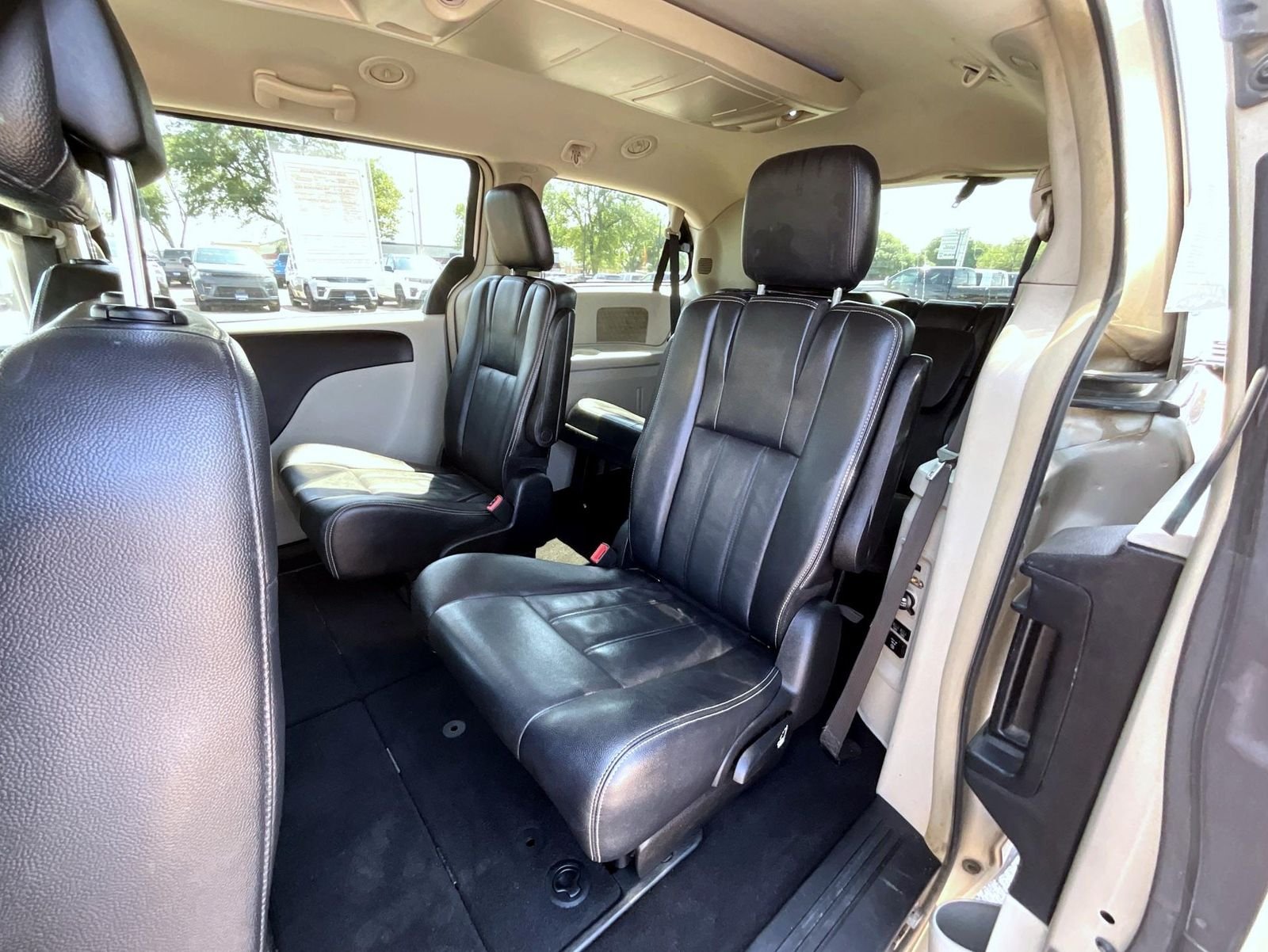 Used 2014 Beige Chrysler Touring image 20