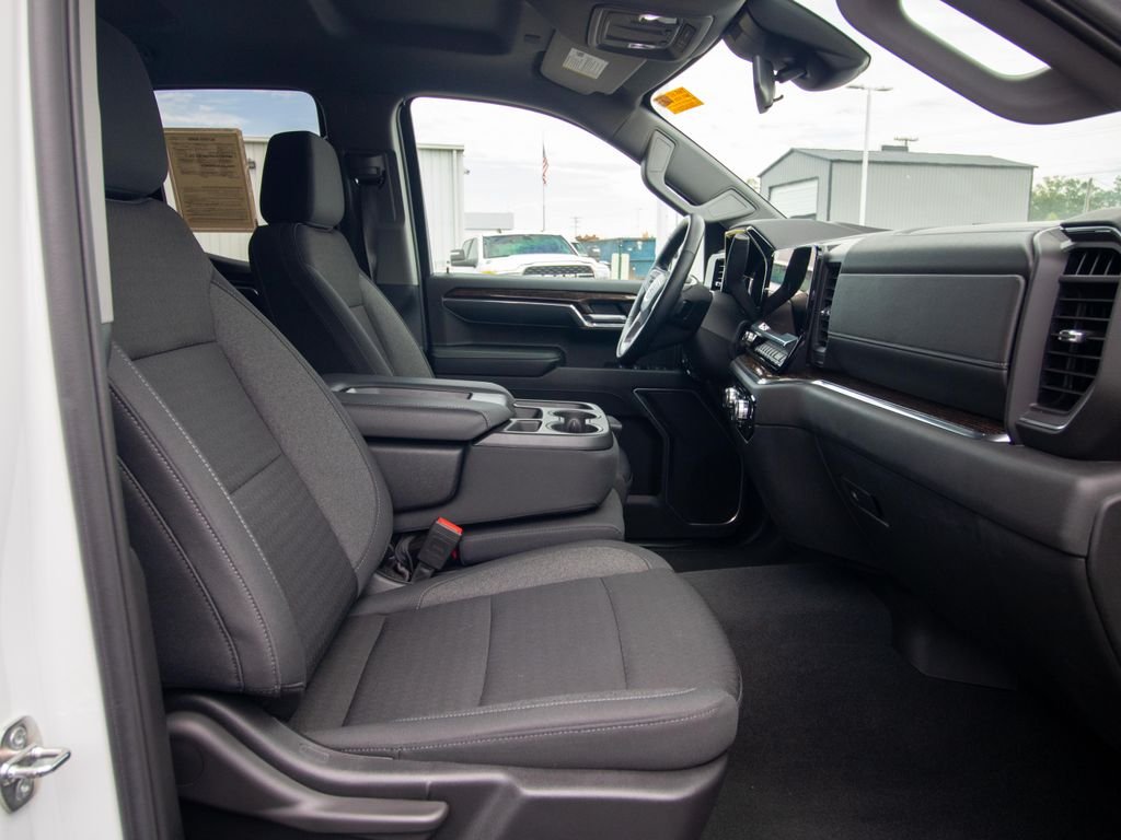 Used 2024 White GMC Elevation image 17