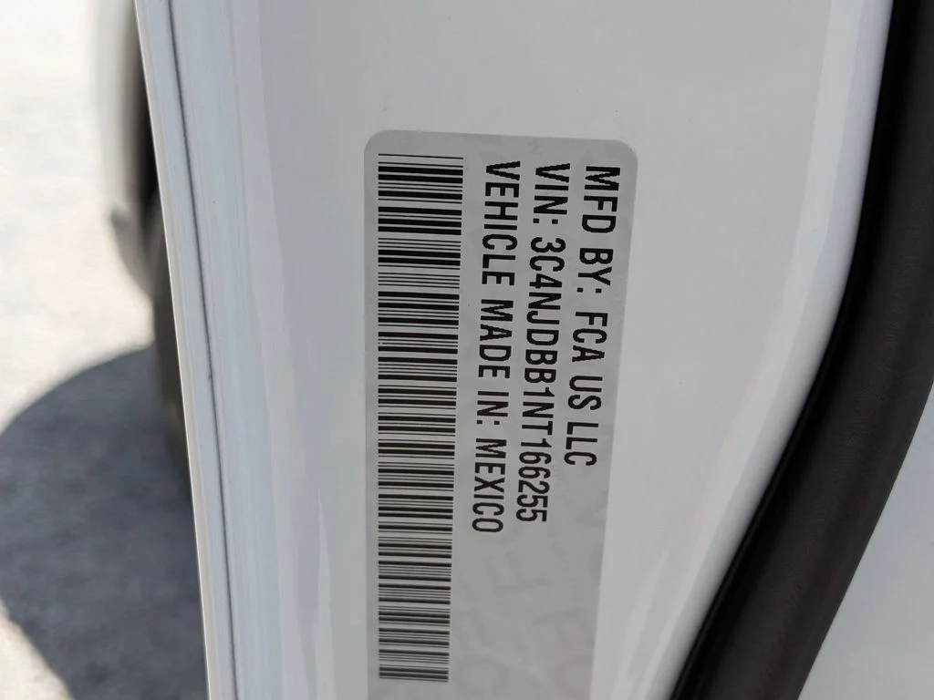 Used 2022 White Jeep Latitude image 30