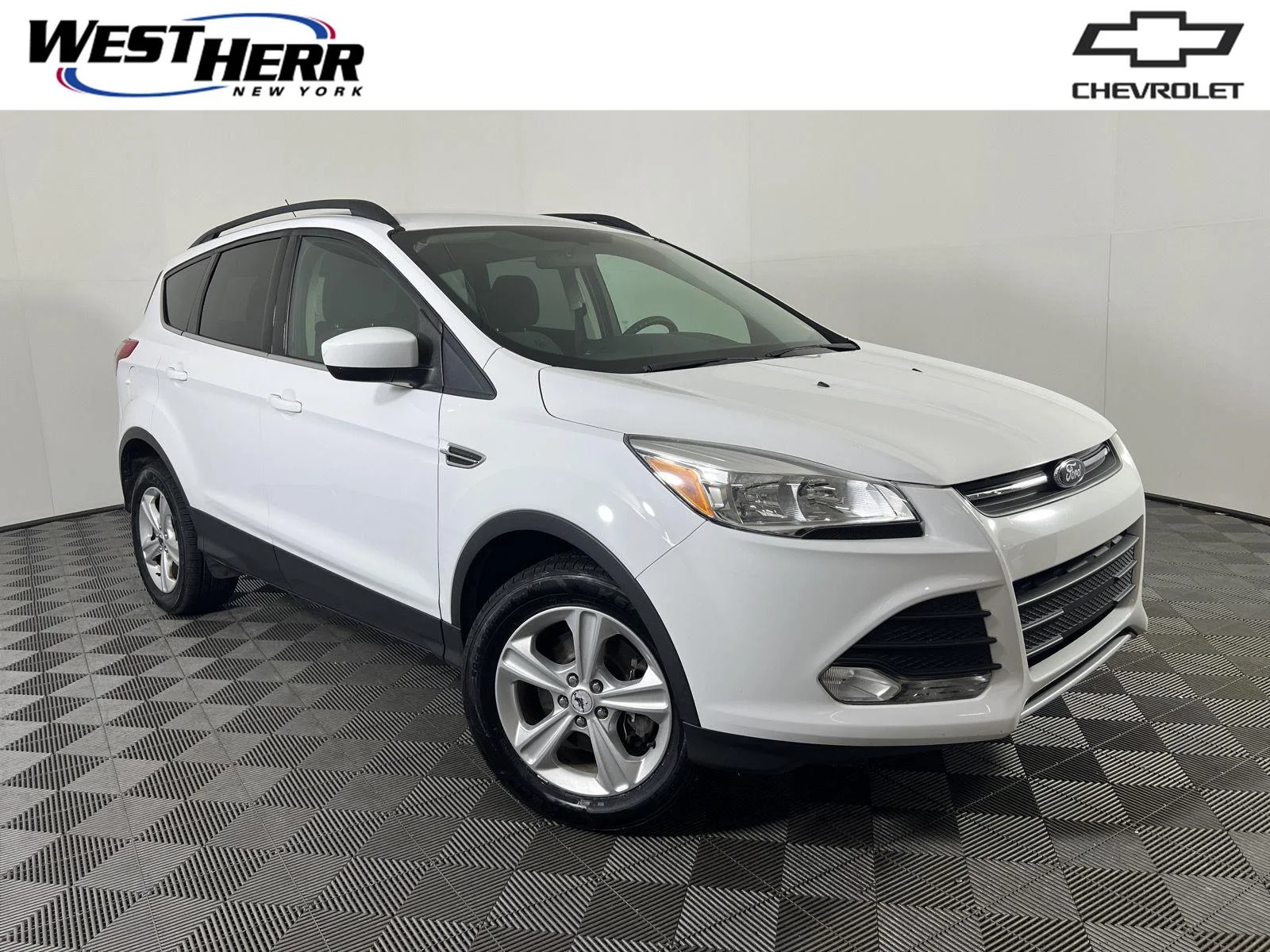 Used 2016 Wh Ford SE image 1