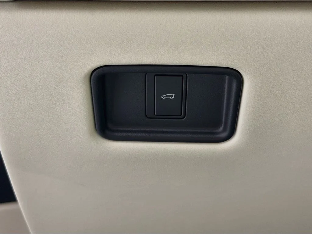 New 2026 Varesine Blue Land Rover SE 7 Seats image 10