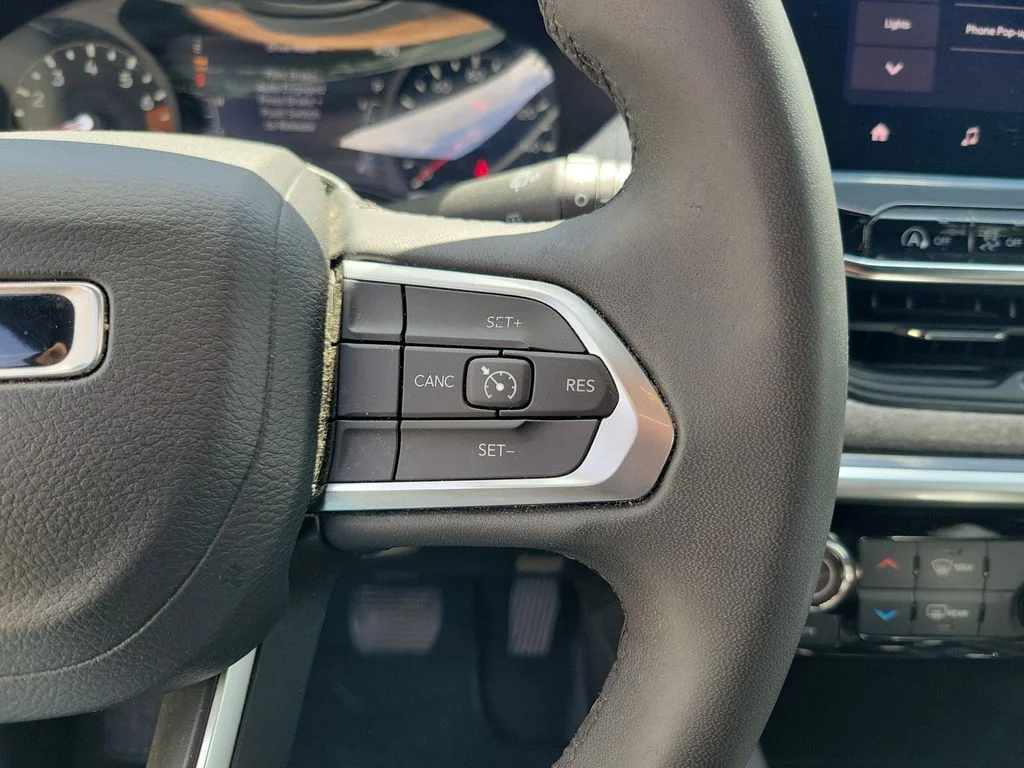 Used 2024 Bright White Clearcoat Jeep Latitude image 25