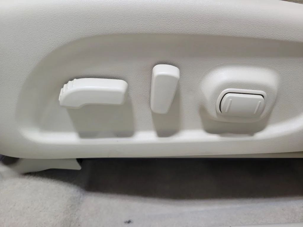 Used 2015 Red Nissan Platinum image 32