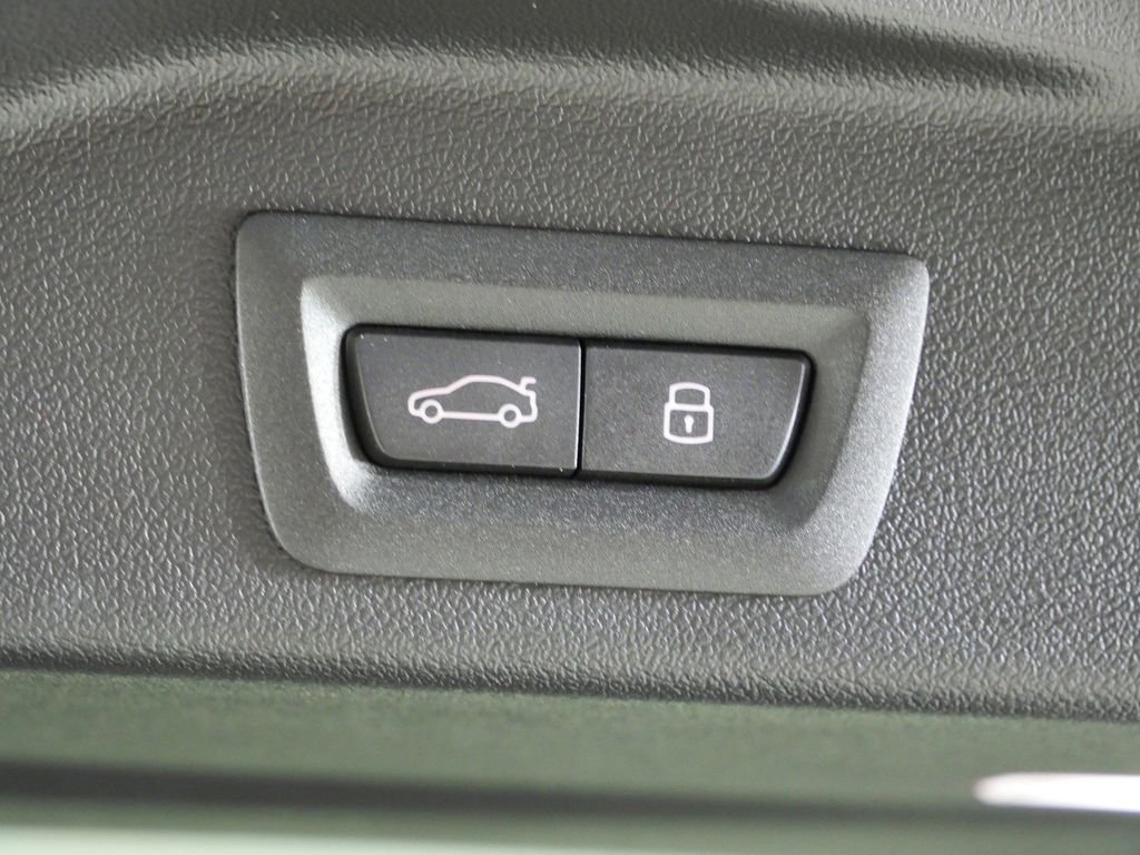 Used 2026 Skyscraper Grey Metallic BMW xDrive40i image 31