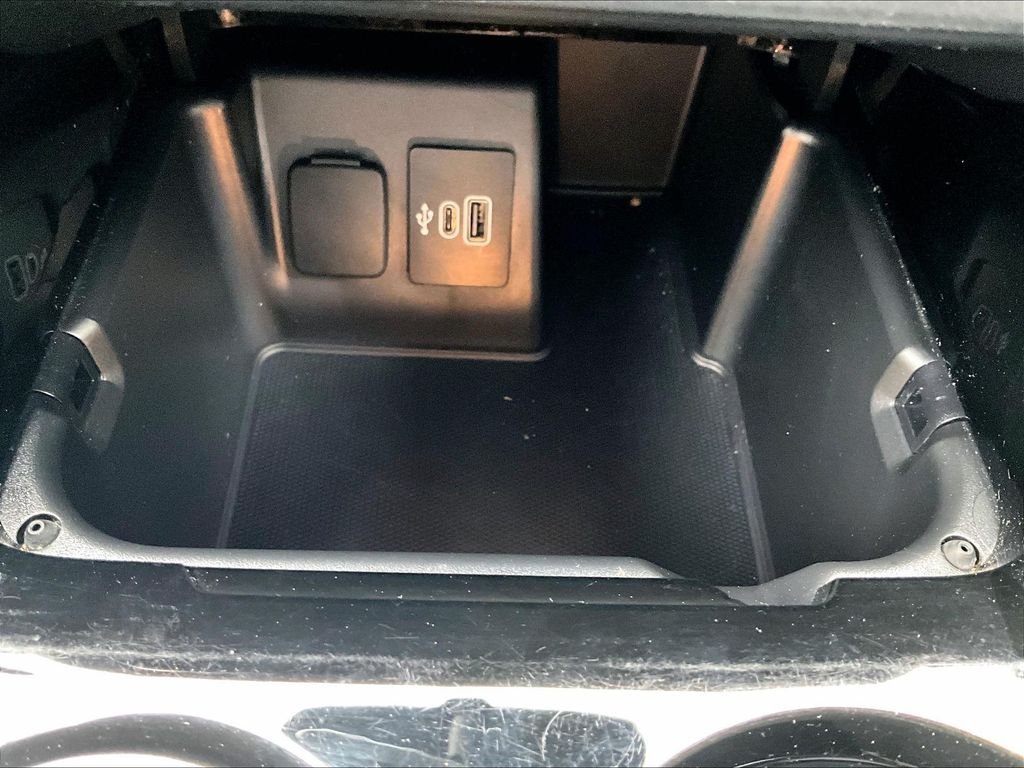 Used 2025 Black Metallic Ford Platinum image 28