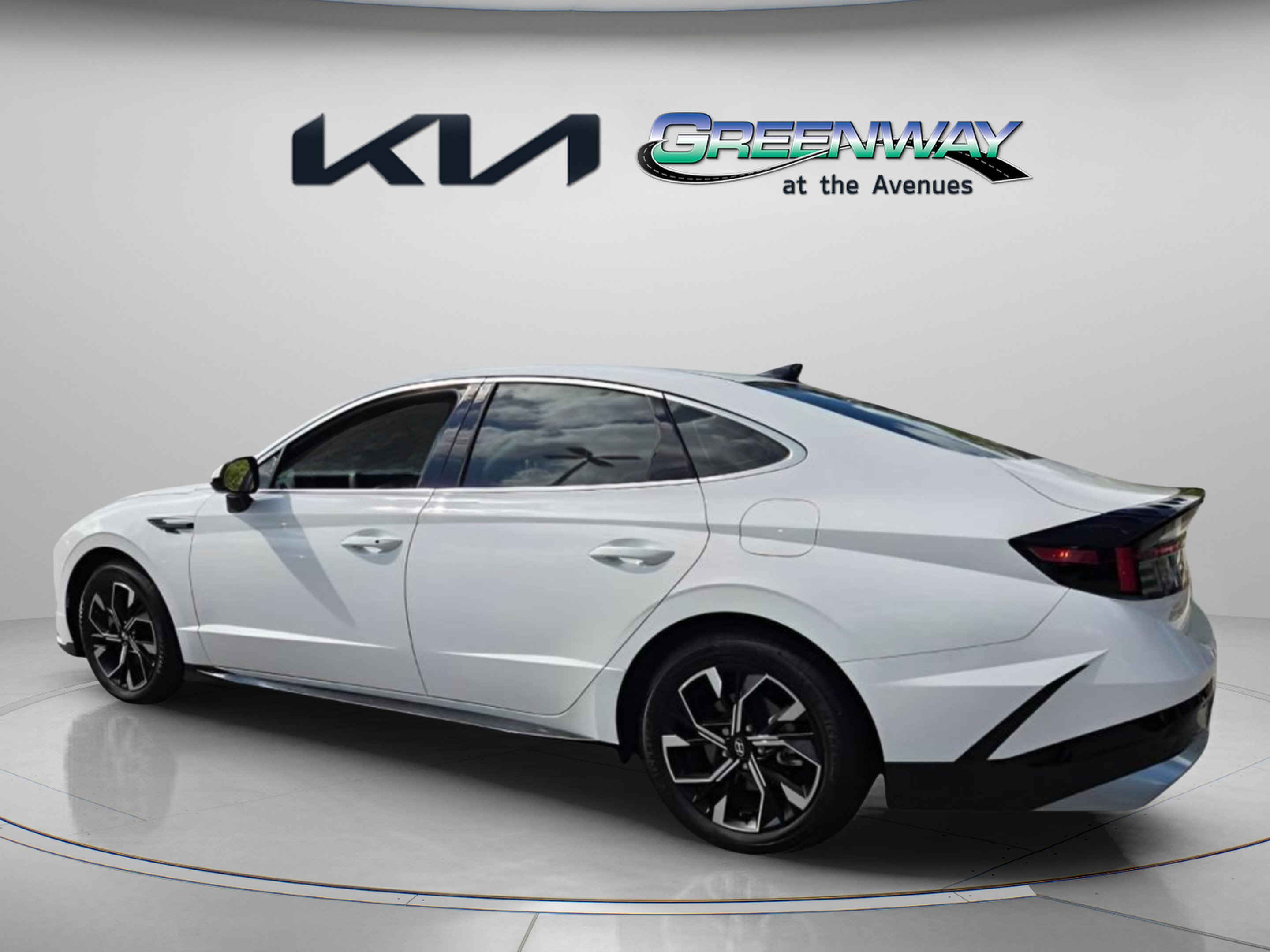 Used 2024 Serenity White Hyundai SEL image 5