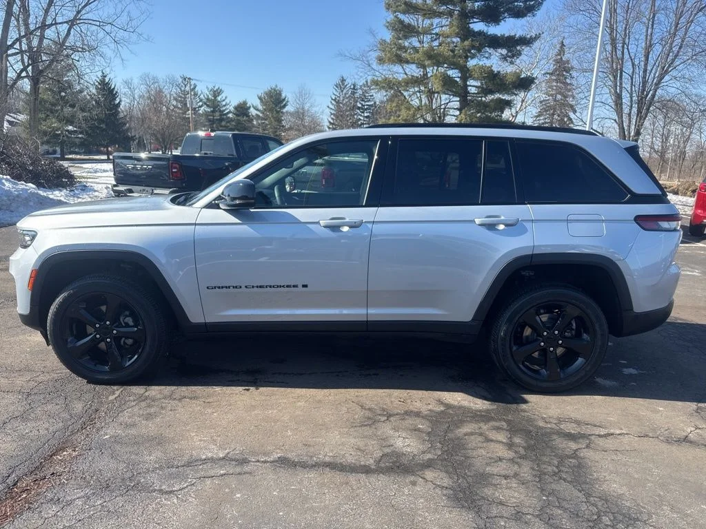 Used 2024 Silver Jeep Altitude image 12
