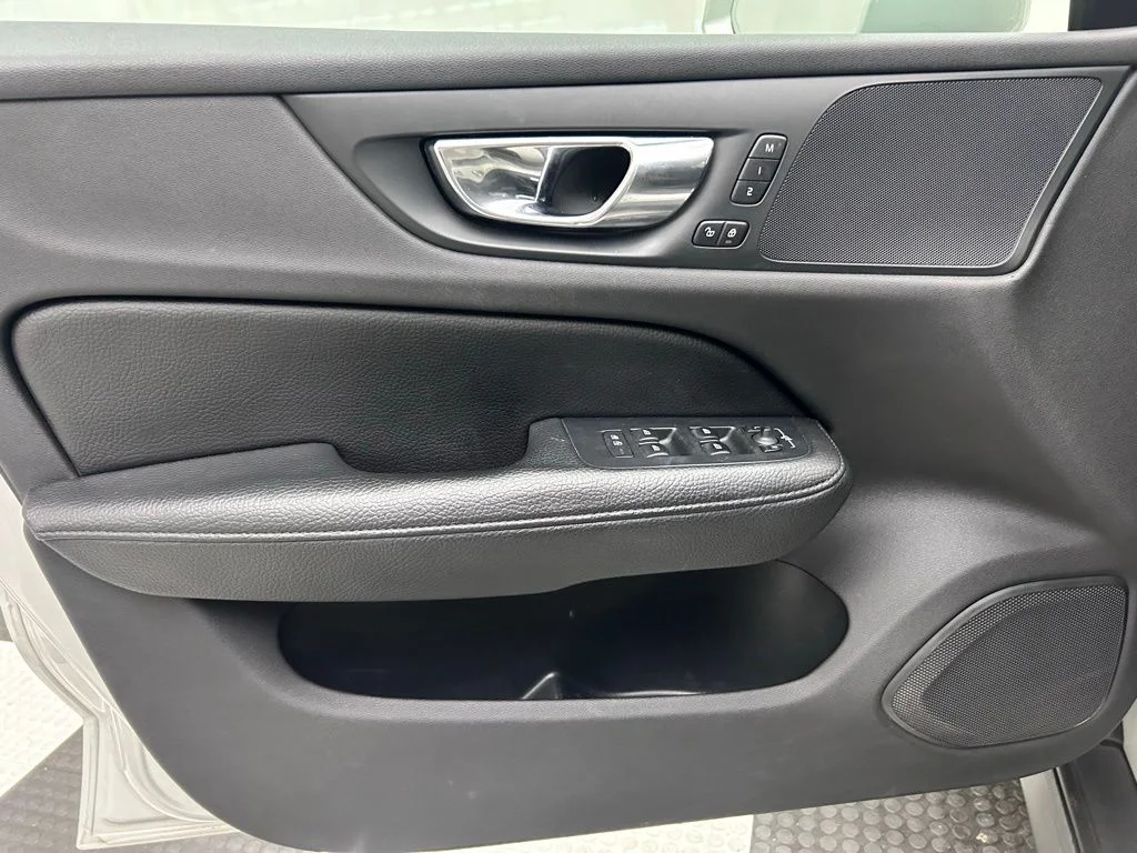 Used 2020 Silver Volvo T5 image 10