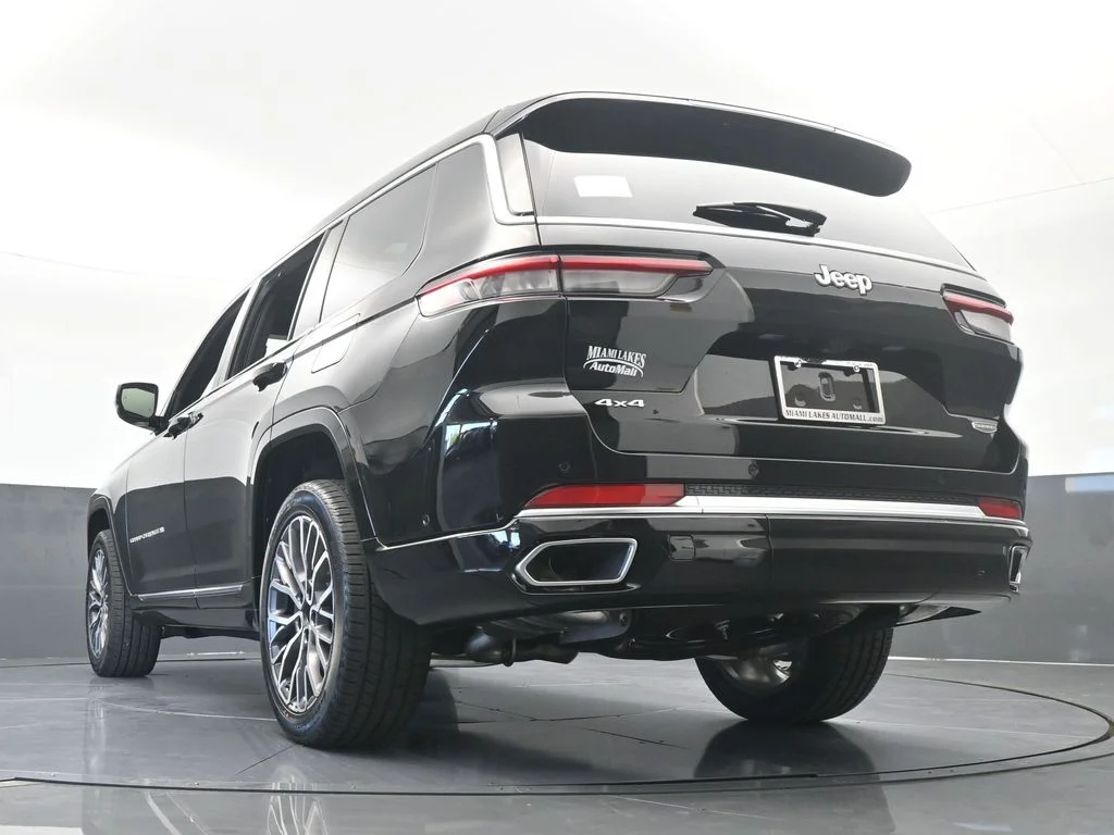 New 2025 Diamond Black Crystal Pearl-Coat Exterior Paint Jeep Summit image 58