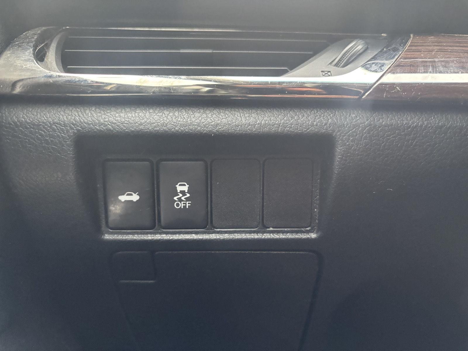 Used 2014  TOYOTA  image 9