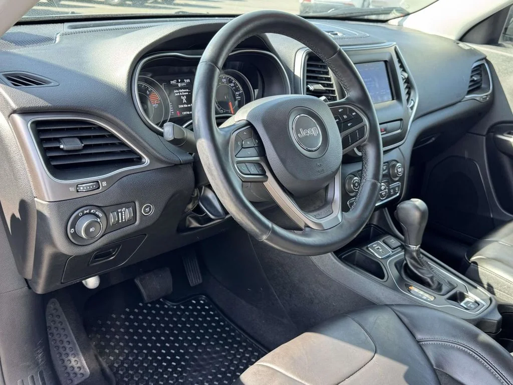 Used 2020 Gray Jeep Latitude Plus image 2