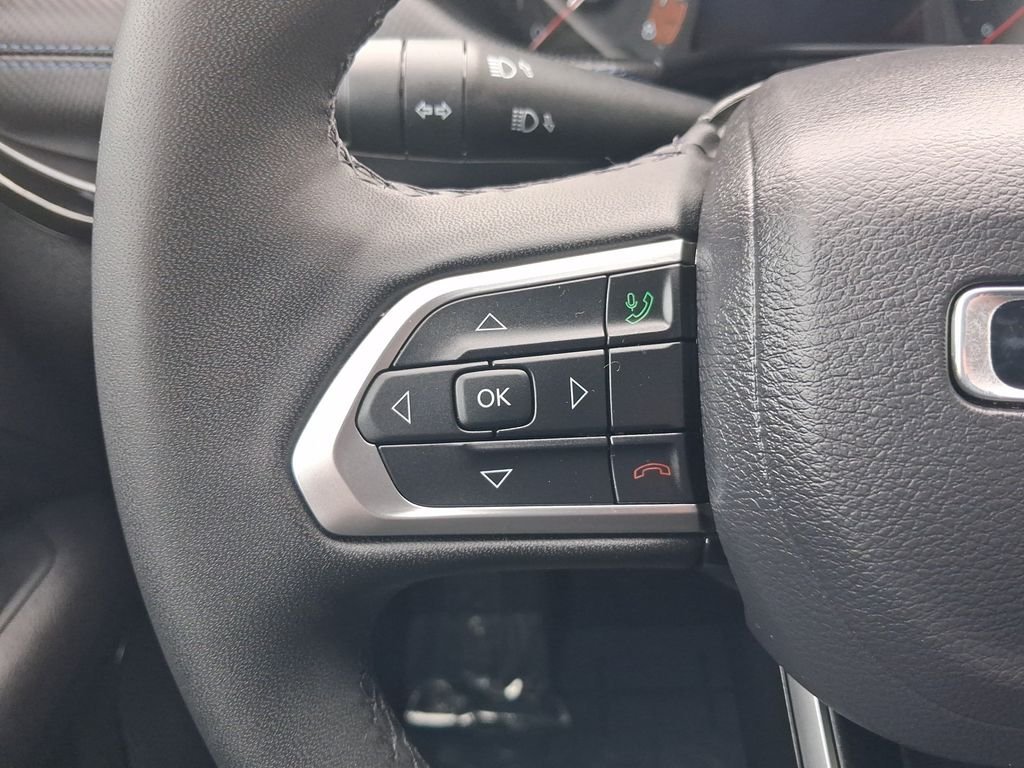 Used 2025 Silver Jeep Latitude image 22