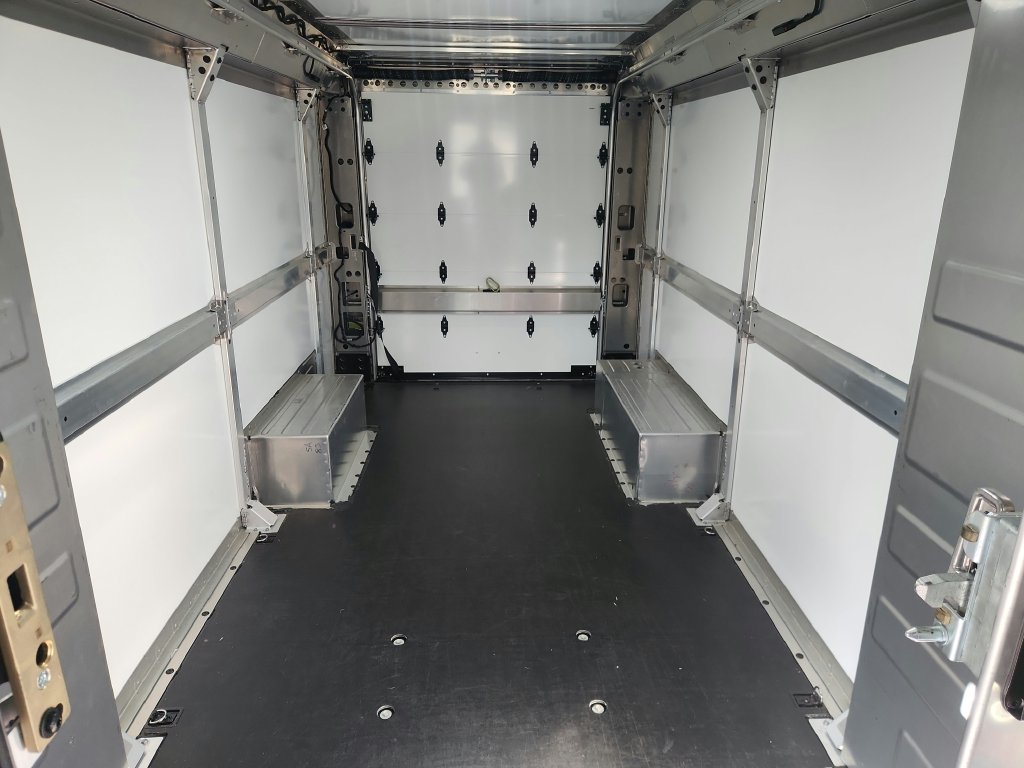 Used 2025 White Chevrolet 600 image 25