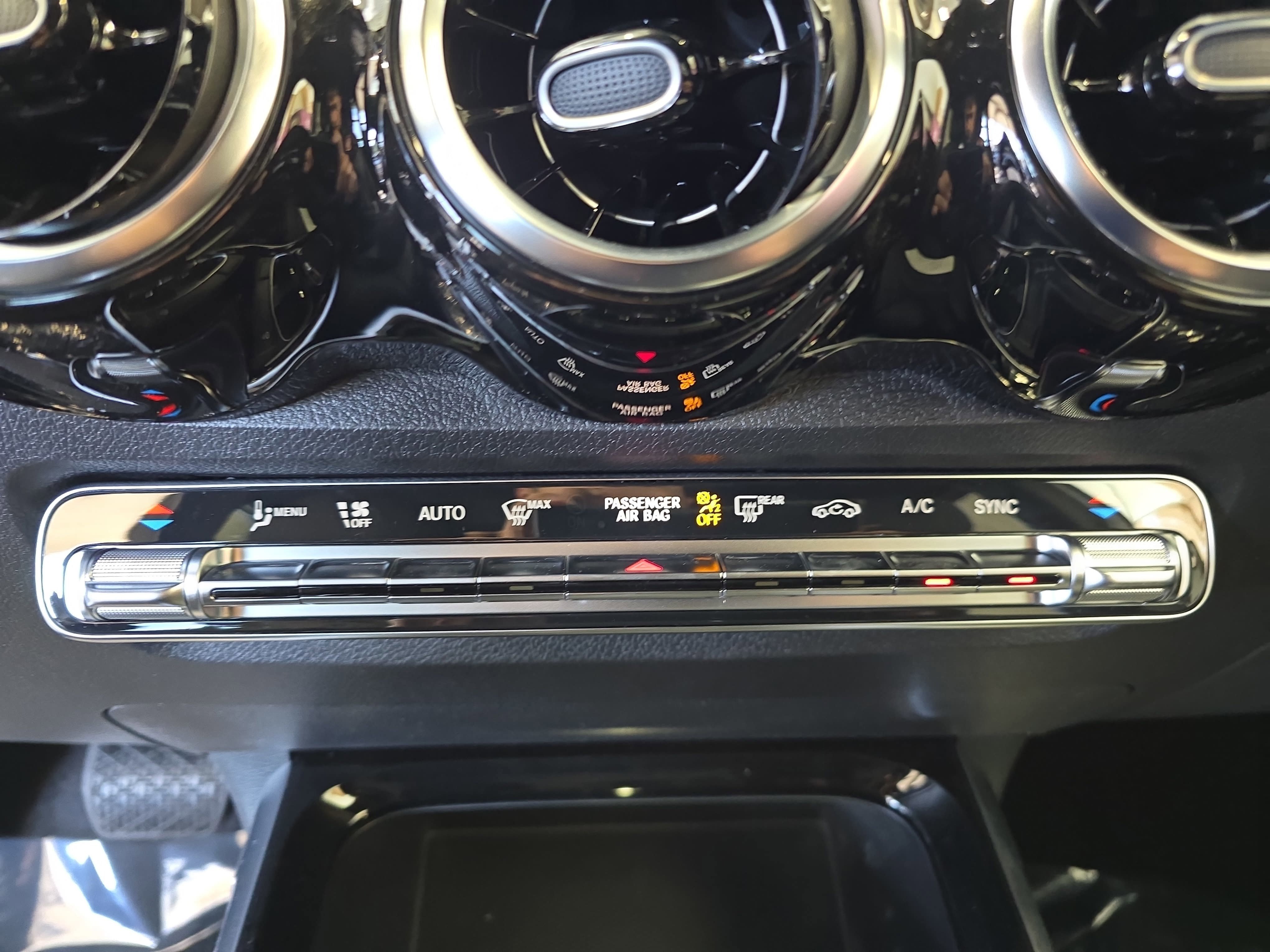 New 2026 Polar White Mercedes-Benz GLB250 image 23