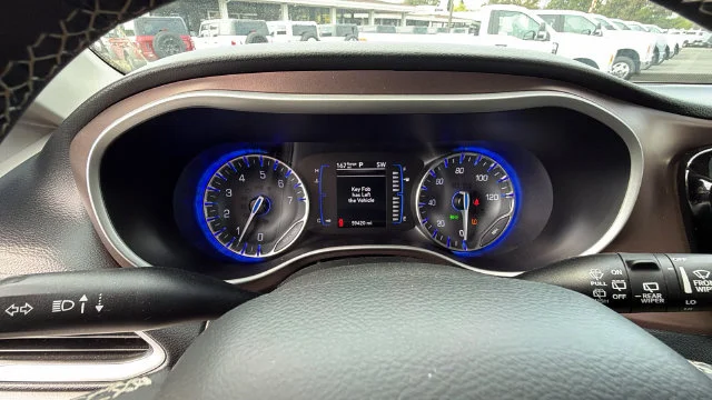 Used 2023 Silver Mist Clearcoat Chrysler LX image 25