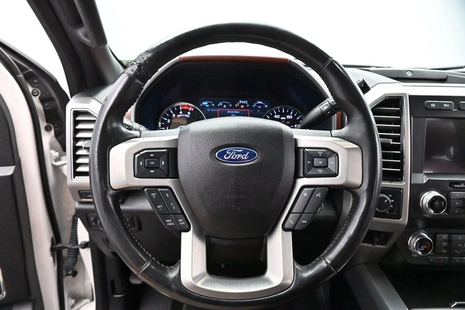 Used 2019 White Platinum Metallic Tri-Coat Ford Platinum image 17
