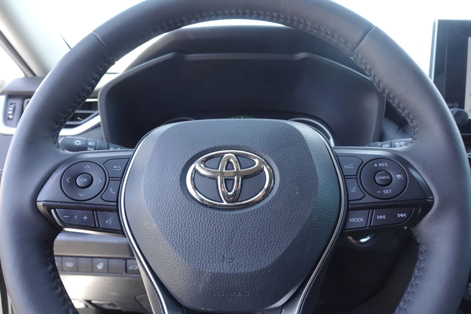 Used 2023 Wind Chill Pearl Toyota XLE Premium image 17