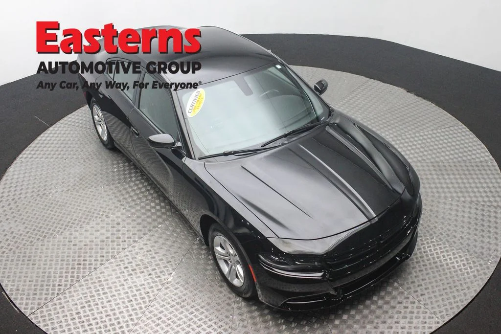 Used 2022 Black Dodge SXT image 3