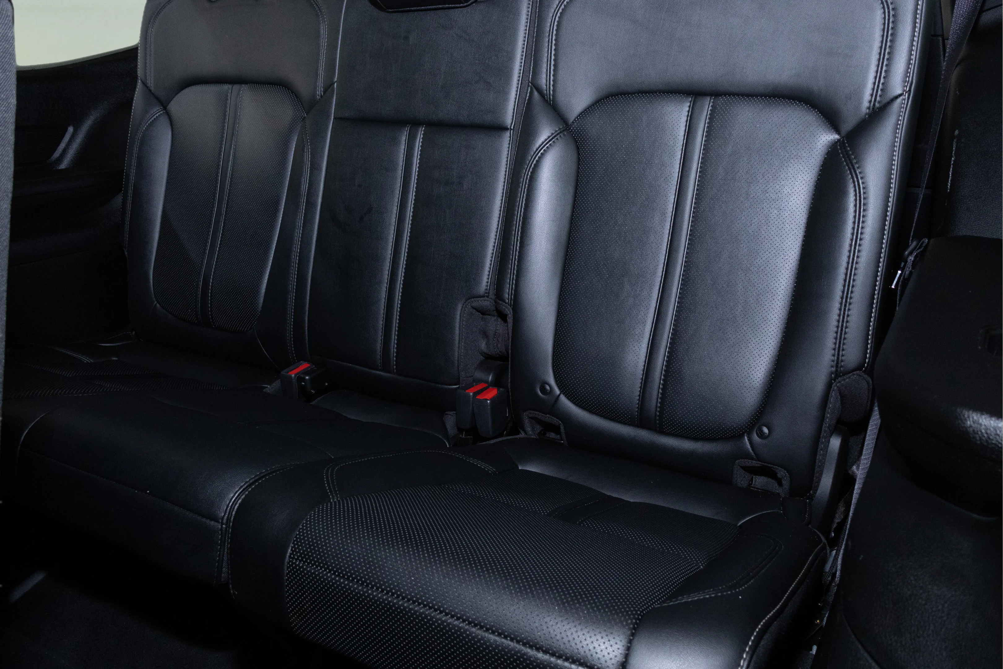 Used 2023 Diamond Black Crystal Pearlcoat Jeep Series II image 29