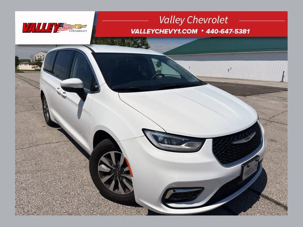 2023 Chrysler Pacifica Hybrid's photo