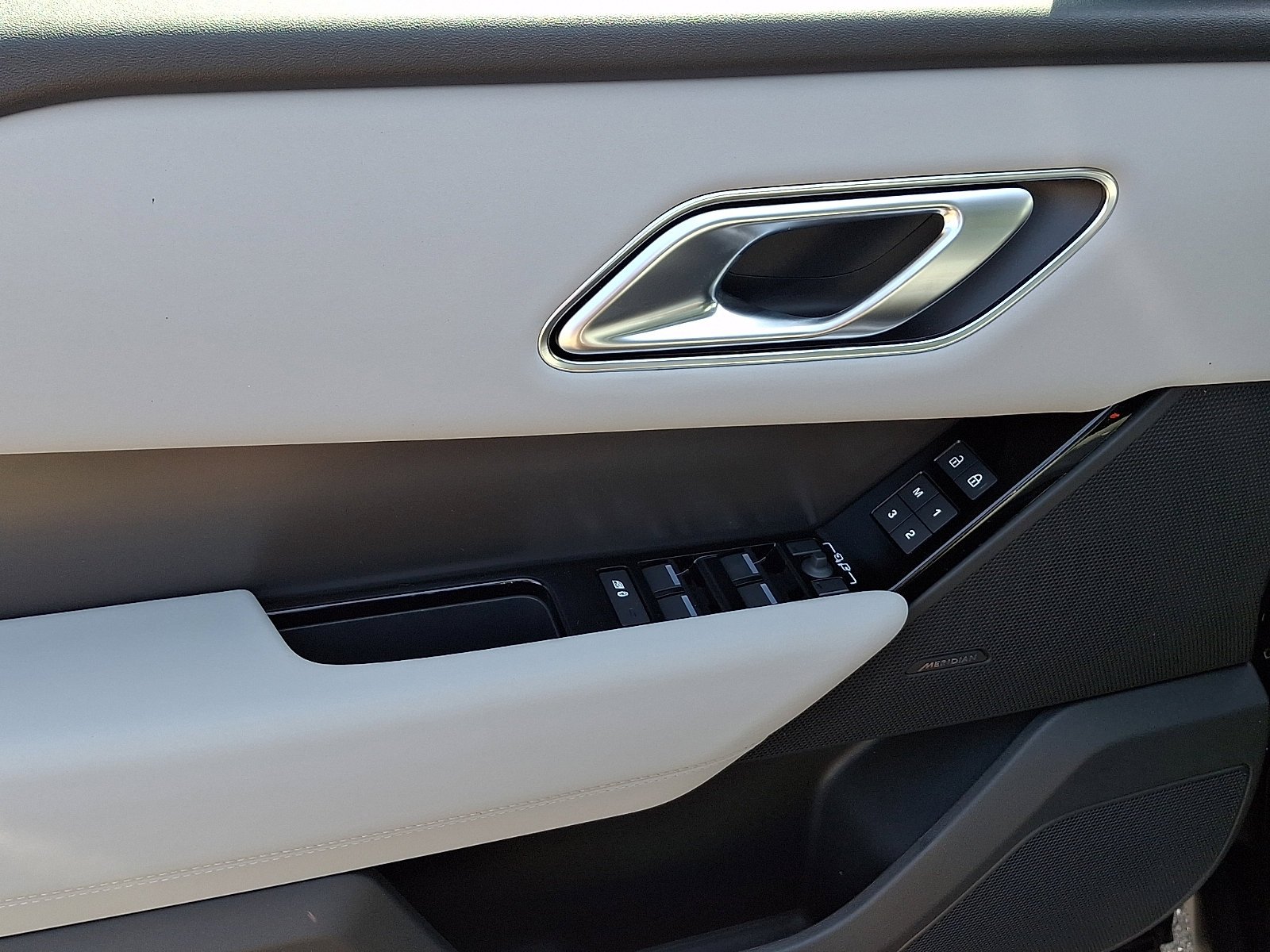 New 2026 Santorini Black Land Rover S image 9