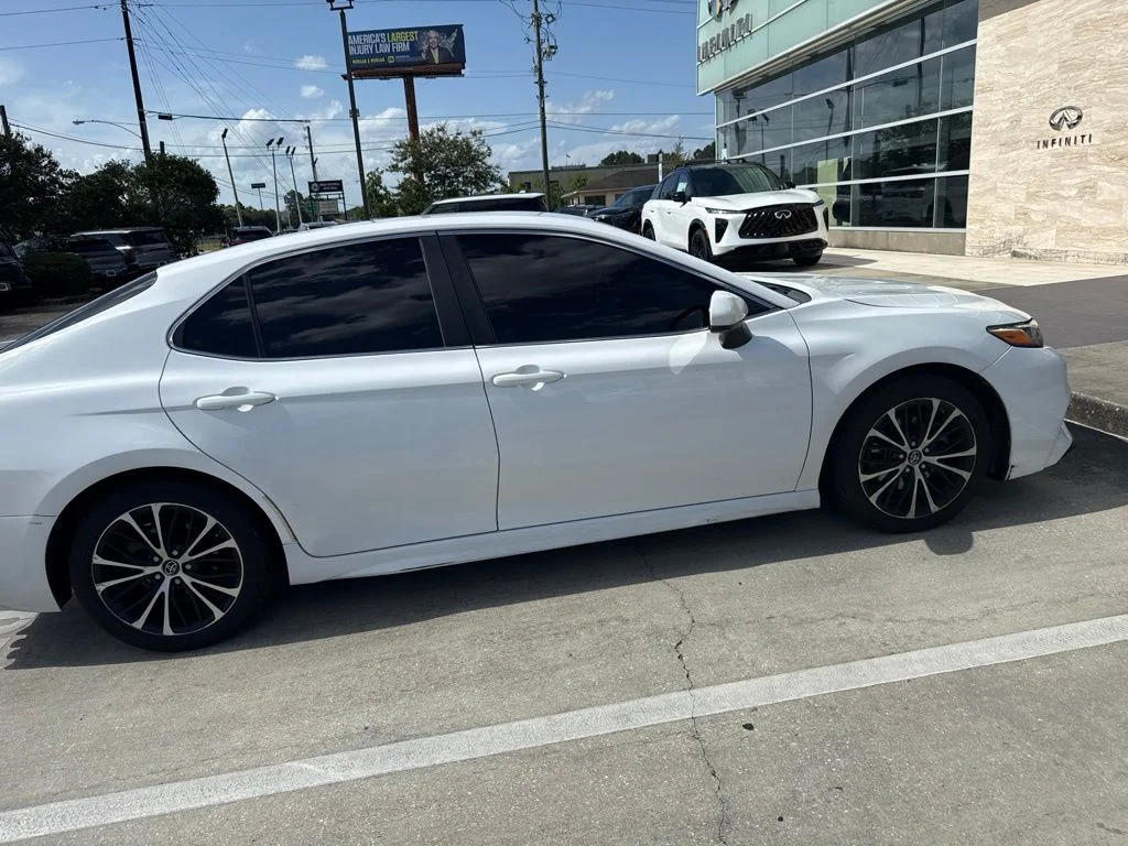 Used 2018 White Toyota SE image 13