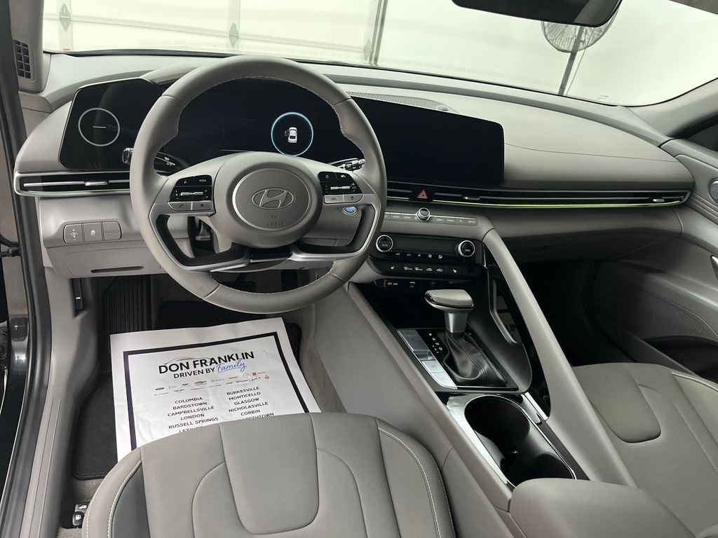 Used 2025 Black Hyundai SEL Convenience image 14