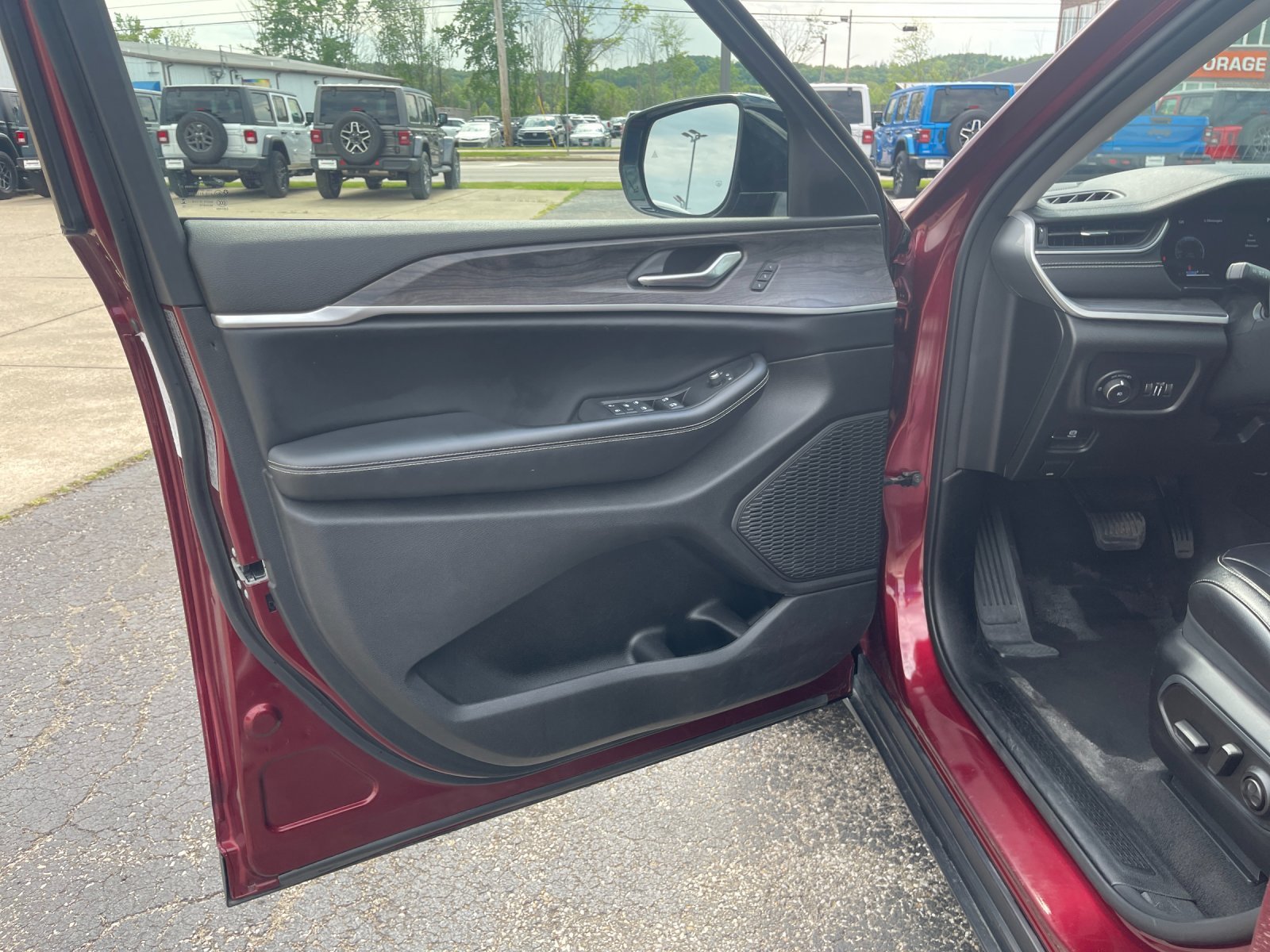 Used 2023  Jeep Limited image 11