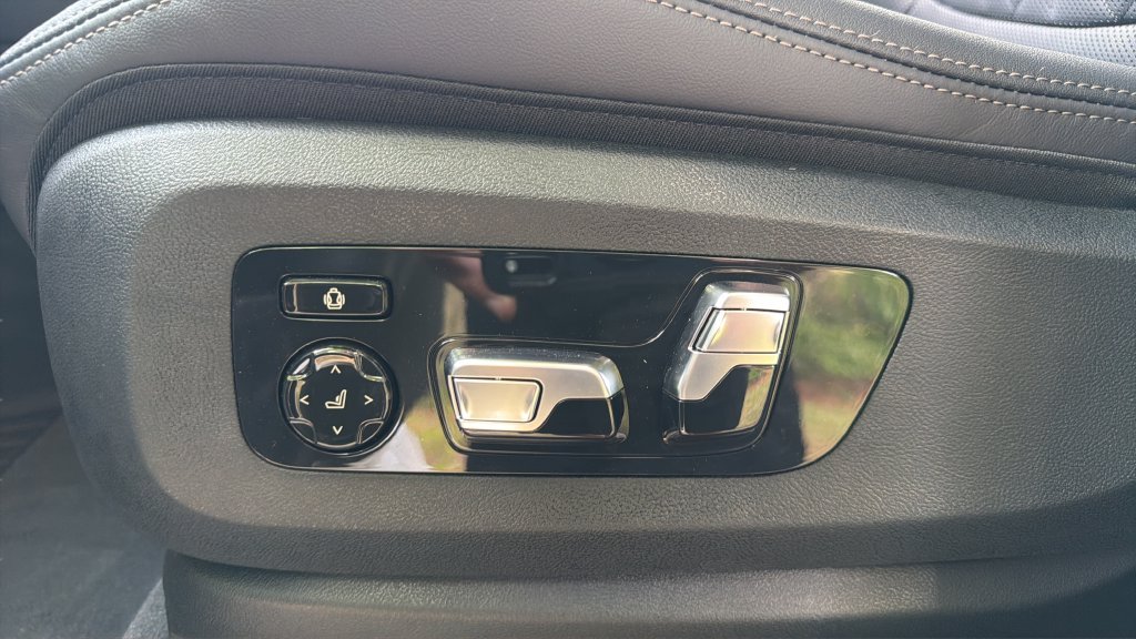 New 2026 Mineral White Metallic BMW xDrive50e image 11