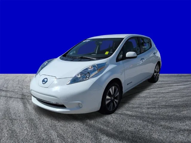 Used 2015 Glacier White Nissan SV image 8