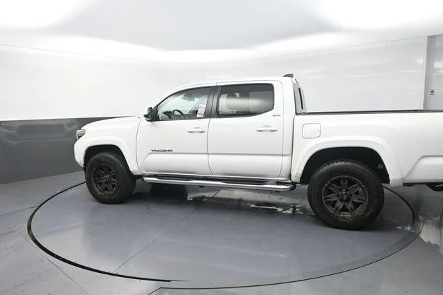 Used 2022 White Toyota SR5 image 46