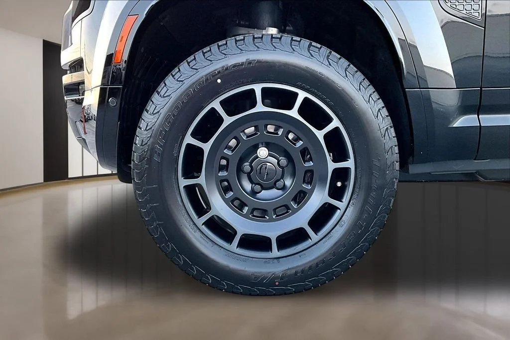 New 2026 Narvik Black LAND ROVER  image 13