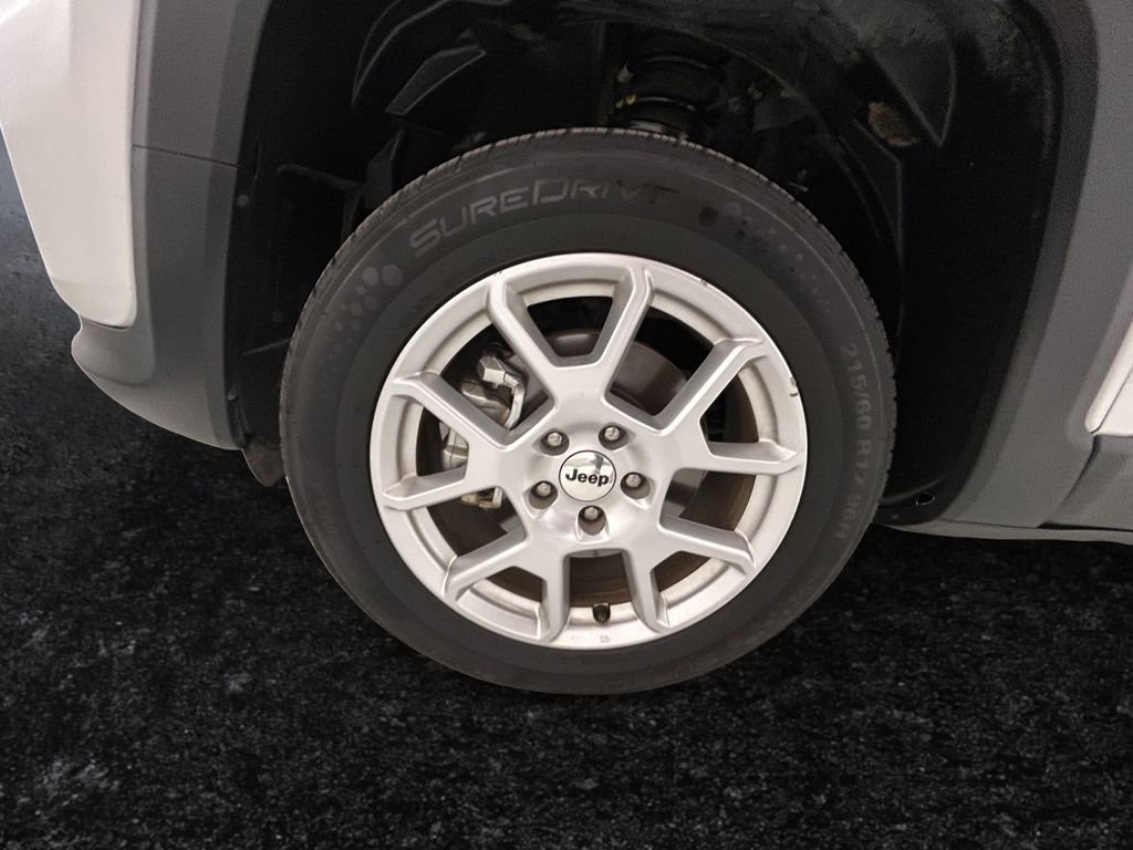 Used 2023 White Jeep Latitude image 27