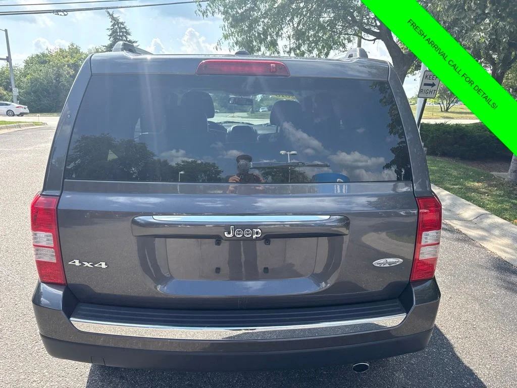 Used 2016 Crystal Metallic Jeep Latitude image 9