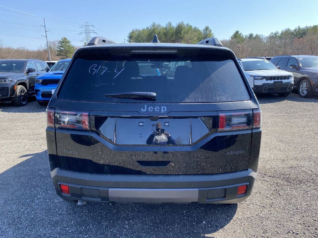 New 2026 Diamond Black Crystal Pearl-Coat Exterior Paint Jeep Laredo image 4