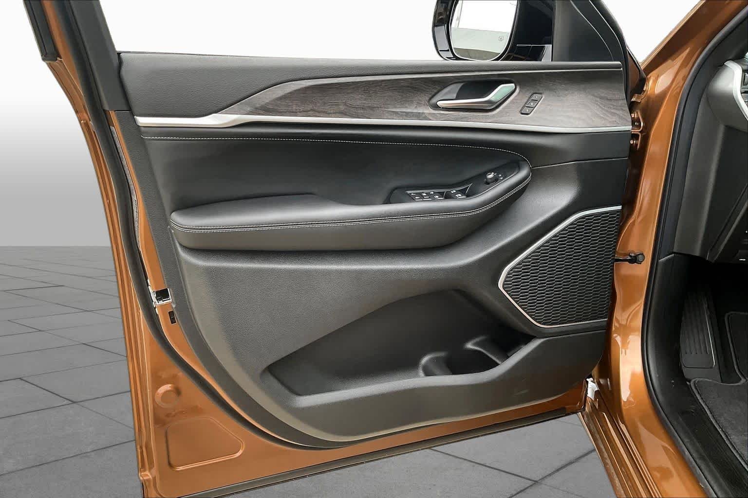 New 2026 Copper Shino Metallic Clear-Coat Exterior Paint Jeep Limited Reserve image 10