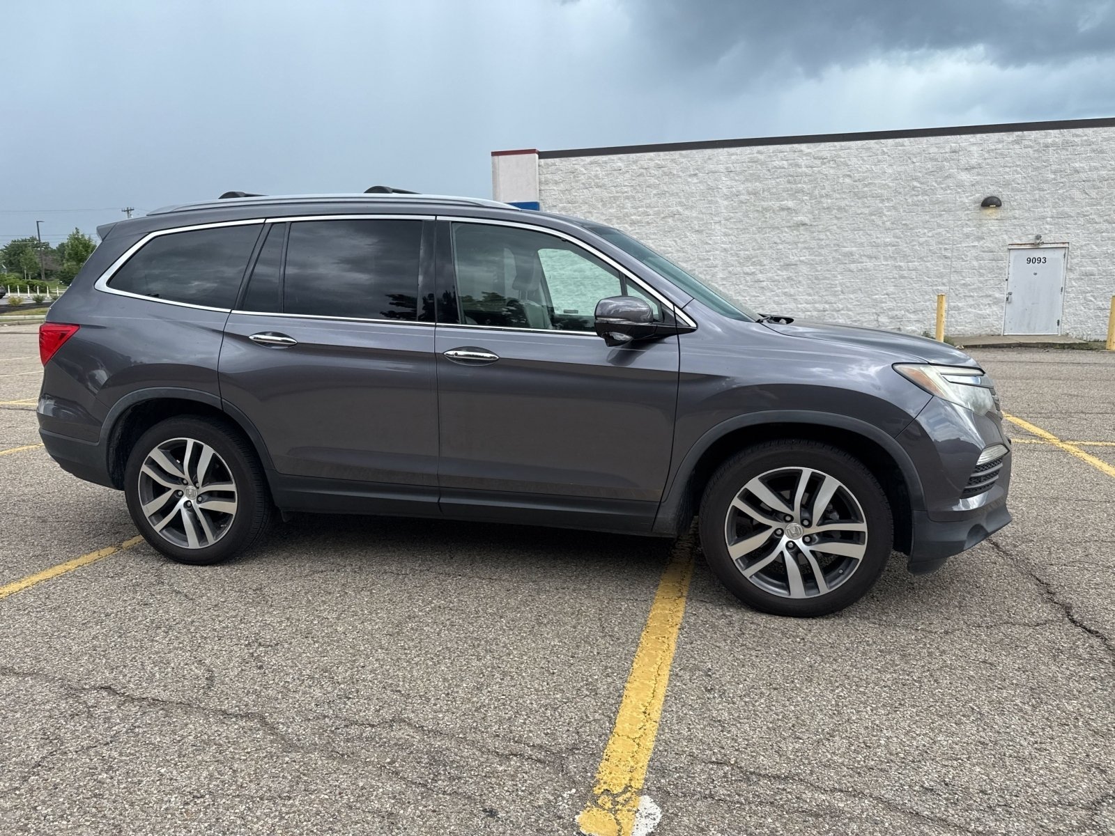 Used 2018 Modern Steel Metallic Honda Touring image 17