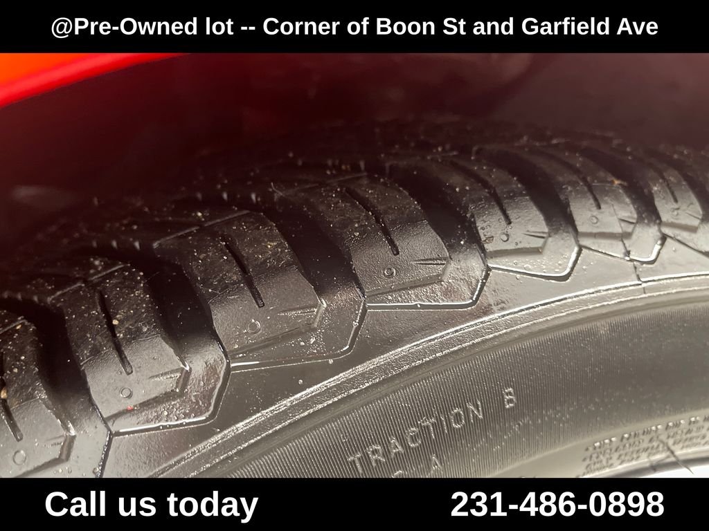Used 2015 Red Ford SE image 12