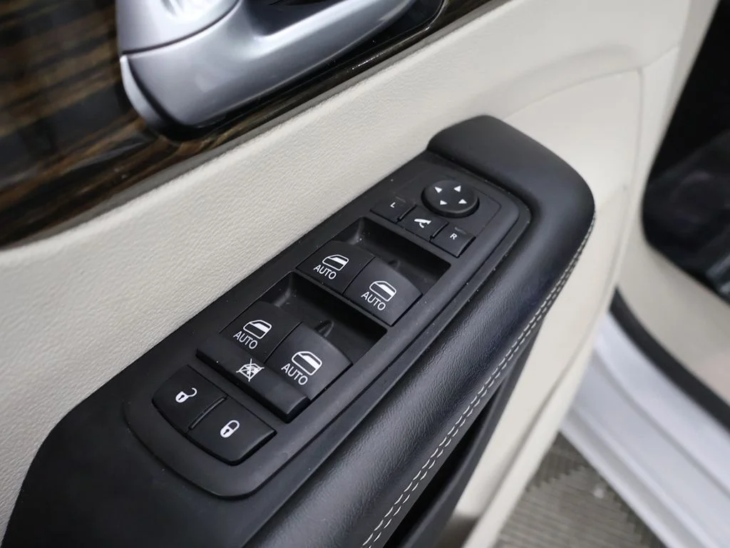Used 2024 Silver Mist Clearcoat Chrysler Limited image 41